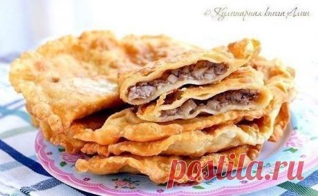 Хрустящие чебуреки на кефире

Ингредиенты:

Кефир — 1 стак.
Яйцо — 1 шт.
Соль — по вкусу
Мука — на глаз

Приготовление:

1. В миску вылить кефир, добавить яйцо, соль. Взбить вилкой. Постепенно добавлять муку и мешать.
2. Когда тесто станет густым, выложить его на стол и замесить среднее
тесто (не крутое, не мягкое). Оставить его минут на 20 минут на столе.
3. Начинка классическая: фарш, специи, много лука и много воды или бульона. Перемешать. Начинка должна быть жидковатой...