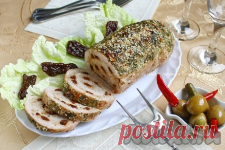 Мясной рулет "Праздничный" - рецепт с фото Хочу предложить вариант очень вкусного, оригинального праздничного мясного рулета! Оригинальность его заключается в том, что его можно подать как горячим - в качестве горячего блюда, так и холодном виде - в качестве мясной закуски! Обычно такие рулетики делают из фарша, у меня же рулет состоит ...
