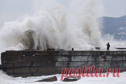 В Адлере попытались остановить «мегашторм» с помощью швабры. На видео попали попытки мужчины остановить приток воды, которая просачивается в здание через дверь с затопленной улицы. В коротком ролике он шваброй задерживает воду у порога, чтобы она не затопила этаж. 26 и 27 ноября российские города на побережье Черного моря накрыл мощный шторм.