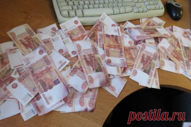 ФСБ задержала крупную банду фальшивомонетчиков. Ежегодно участники банды сбывали подделок на 1,5-2 млрд рублей.
