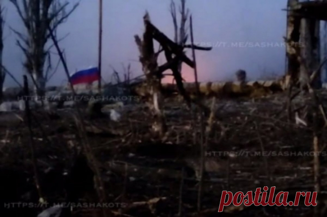 Опубликовано видео подъема флага РФ под мощным артобстрелом в Авдеевке. Боец ВС РФ поднял российский триколор, не обращая внимания на раздающиеся вблизи звуки артобстрелов.