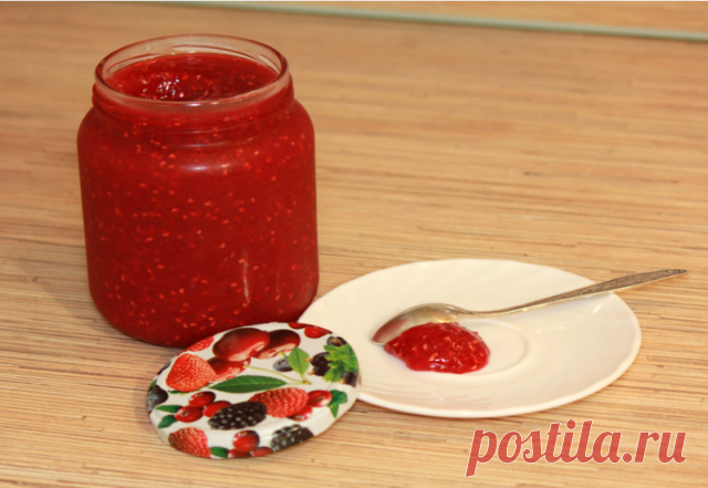 Малина и смородина,заготовки на зиму.

ИНГРЕДИЕНТЫ

малина 1 кг
сахар 1,75 -1,850 кг

ПОШАГОВЫЙ РЕЦЕПТ ПРИГОТОВЛЕНИЯ

Вариант 1:

Малину перебрать, из перезрелой и чуть с порчинкой сделать ликер))

Малину промыть и промокнуть (идеально получается и мыть и сушить с помощью сушилки для салата, у меня икеевская)

Малину измельчить блендером, семечки должны остаться целыми.

Перемешать с сахаром.

Разлить по чистым банкам.

Хранить в холодильнике.

P.S. Долгое время малину име...