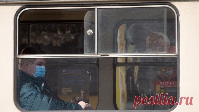 В Киеве остановился общественный транспорт. На правом берегу Киева возникли задержки в движении общественного транспорта из-за отсутствия напряжения в контактной сети. Об этом сообщает Telegram-канал "Киев 24". По его информации, временная задержка движения возникла в ...