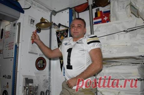 На МКС есть колокол. В него бьют каждый раз, когда происходит смена капитана. / Физика невозможного!