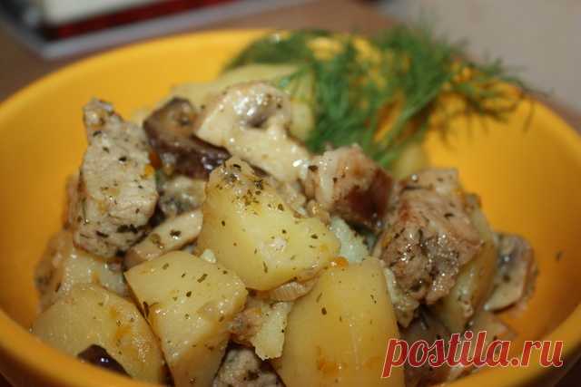 Ужин в мультиварке. Тушеная картошка с мясом и грибами. Я большой любитель картошки, но такую, какой она получается в мультиварке, я ем с огромным удовольствием. Картошка получается рассыпчатой, но вместе с тем и плотной по структуре.
Нам поднадобятсяМясо …