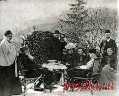 Crimea in December 1901 Sophia Tolstaya, Leo Tolstoy, NL Obolensky, AD Arhangelskiy, TL Sukhotina (daughter), NL Obolensky, ML Obolensky (daughter), PA Boulanger, DP Makovitsky and EV Obolenskaya. Tolstoy has recently recovered from a heart attack, detained him for a week at Yalta daughter Maria Lvovna Obolensky.   |  Pinterest