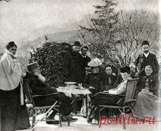 Crimea in December 1901 Sophia Tolstaya, Leo Tolstoy, NL Obolensky, AD Arhangelskiy, TL Sukhotina (daughter), NL Obolensky, ML Obolensky (daughter), PA Boulanger, DP Makovitsky and EV Obolenskaya. Tolstoy has recently recovered from a heart attack, detained him for a week at Yalta daughter Maria Lvovna Obolensky.   |  Pinterest