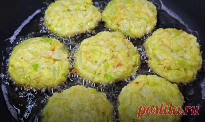 Капуста с луком вкуснее мяса. Век живи - век учись: почему я раньше так не готовила Драники — это традиционное блюдо белорусской кухни. Как правило, их готовят из картофеля. Однако, встречается способ приготовления драников и из других овощей. Например, бывают драники из капусты. Они могут быть даже полезнее картофельных, так как в капустной версии меньшее содержание крахмала. При этом в капустных драниках сохраняется некоторое количество полезных веществ и клетчатки. Поэтому блюдо […]