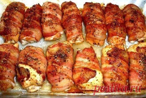 Рулетики из куриного филе с сыром «Фета» и помидорами, запеченные в беконе