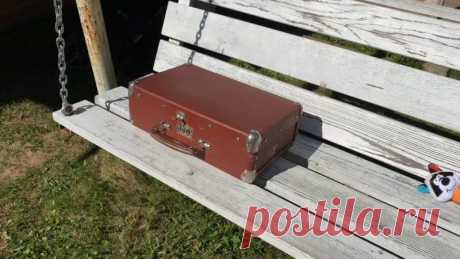 Старый чемодан — вещь, которой по прямому назначению уже не воспользуешься. Тогда скорее обновите его