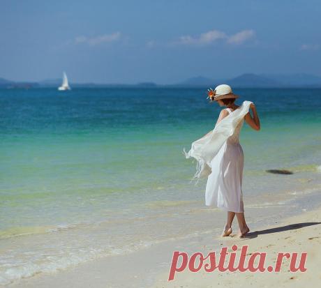 Я такая, какая есть,
Не размениваюсь на малость,
Ненавижу я слово «Месть»,
И играю со словом «Шалость».
Я болею от слова «Ложь»,

Умираю от слова «Измена»,
После слова «Прощай» — не вернёшь,
К слову «Помощь» — приду непременно.
Слово «Жди» — улетает вдаль,
Слово «Возраст» — не слышат года,
Всё темнеет от слова «Печаль»,
И горит всё при слове «Беда».
Для меня слово «Дружба» — бальзам,
Как молитва — слово «Любовь»,
Слово «Дети» излечит от ран,
Слово «Верность» согреет кровь.