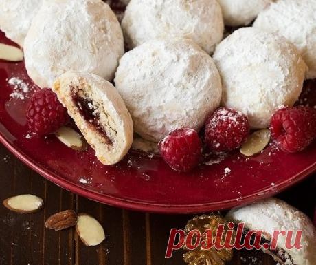 МНДАЛЬНОЕ ПЕЧЕНЬЕ *СНЕЖКИ* С МАЛИНОВОЙ НАЧИНКОЙ-- 2 стакана (285 г) муки;
- 76 г миндаля
- 1 стакан (113 г) размягченного слив.масла;
-1/2 стакана (60г) сахарной пудры;
- ½ ч. л. миндального экстракта;
- 6 ст. л. (115 г) малинового варенья;
- Полтора стакана (170 г) сахарной пудры.