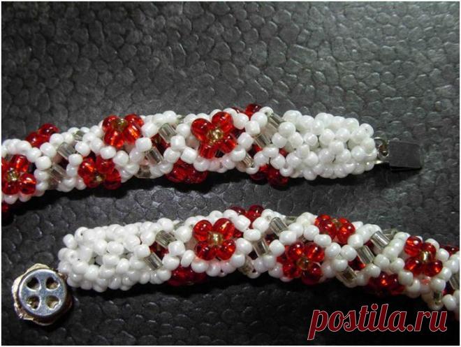 Белый браслет с красными цветами / Браслеты / Biserok.org