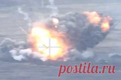 После подрыва танка ВСУ образовался «ядерный гриб». На видео попал момент подрыва танка ВСУ на запорожском направлении, после которого образовался столб дыма, напоминающий ядерный гриб. Сообщается, что в танк попал снаряд фугасной авиабомбы, спровоцировавший детонацию боекомплекта и топливных баков. В результате взрыва бронированная машина разлетелась на куски.