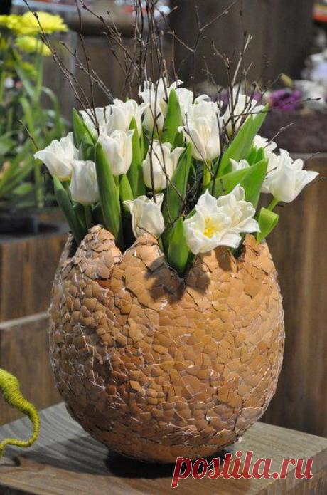Крокусы в вазе из папье маше