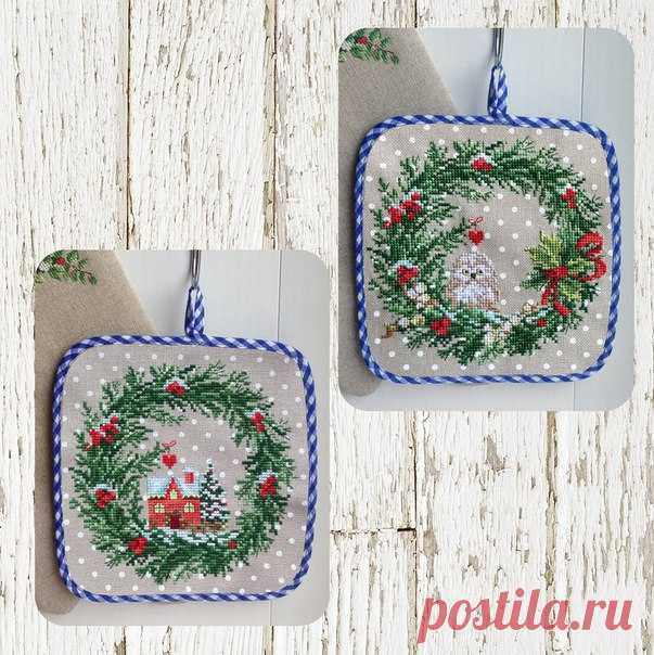 Прихватки декоративные "Couronnes de Noel", повторный отшив на заказ
по дизайну Les Brodeuses Parisiennes; х/б ткань Murano ct32, цвет 3984/7309 натуральный в белый горошек, через две нити основы; 
тип стежка: крест/2нити, бэк-стич/1нить; фр. уз/2нити; 15 и 18 отт. мулине DMC 
макет, косая бейка - для примера, скорей всего будет бейка в зелёную клетку