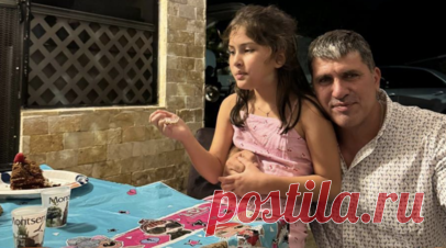 «Едешь мимо церкви, а там радужные флаги»: предприниматель бросил бизнес в США и вернулся в Россию ради будущего дочери. Месяц назад Тимофей Григорян с семьёй переехал из американского Майами в подмосковный Электрогорск. Место жительства они решили сменить из-за беспокойства за будущее девятилетней дочери Алисы. Сейчас Тимофей оформляет семье российское гражданство, а Алиса пошла в третий класс электрогорского лицея и с нетерпением ждёт русскую зиму, чтобы покататься на санках и коньках.…