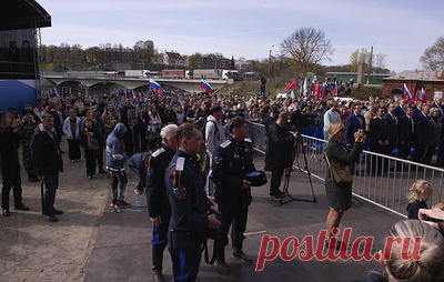 Концерт в честь Дня Победы в Ивангороде увидели в Эстонии. Со сцены прозвучали песни "Война народная", "Встанем", "Смуглянка", "Катюша"