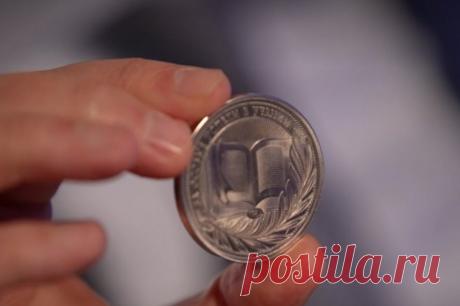 Медаль в школе. Как получить «золото» и «серебро» и что это даёт выпускнику. Часто старшеклассники учат только те предметы, которые хотят сдавать на ЕГЭ. Есть смысл не забрасывать учёбу. Если в аттестате будут всего две четвёрки, можно получить «серебряную» медаль, которая даёт допбаллы к ЕГЭ при приёме в вузы.