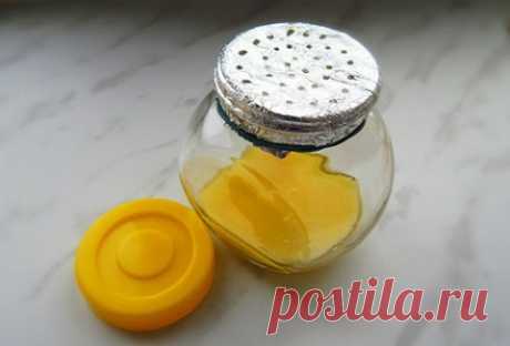 Против вредителей.
Смешайте теплую воду с нарезанными листьями базилика, влейте в бутылку с распылителем и используйте как спрей против комаров, слепней, мух и других насекомых.
Не выбрасывайте кофейную гущу, а посыпайте ею грядки. Она отпугнет от растений муравьев, улиток и слизней.