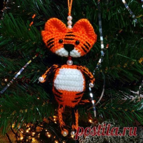 Ёлочная игрушка Тигрёнок амигуруми. Схемы и описания для вязания игрушек крючком! Бесплатный мастер-класс от Евгении Макушиной по вязанию ёлочной игрушки в виде тигрёнка. Высота вязаной игрушки примерно 14 см. Для изготовления таког…