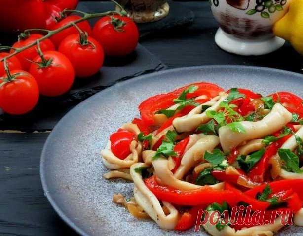 ​Пряные кальмары Ингредиенты:Кальмар (филе) — 500 гПерец красный сладкий — 1 шт.Соевый соус — 4 ст. л.Лимонный сок — 30 млЛук репчатый — 1 шт.Масло растительное — 2 ст. л.Масло кунжутное — 2 ст. л.Чеснок — 4 зубчикаМускатный орех — 1 щепоткаСоль...