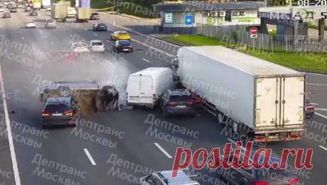 Разрыв в отбойниках и колея. Почему произошло редчайшее лобовое ДТП на МКАД. На МКАДе произошло массовое ДТП: водитель Mitsubishi Pajero пролетел на скорости через технологический разрыв отбойников и в лоб протаранил легковушку, задев еще несколько автомобилей. Находившаяся за рулем встречной машины женщина скончалась на месте. Всего пострадали шесть автомобилей, движение на внутренней стороне 53го км МКАД было парализовано три часа. О том, что известно о ДТП на данный момент, — в материале…