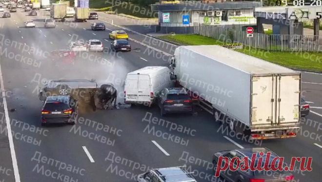 Разрыв в отбойниках и колея. Почему произошло редчайшее лобовое ДТП на МКАД. На МКАДе произошло массовое ДТП: водитель Mitsubishi Pajero пролетел на скорости через технологический разрыв отбойников и в лоб протаранил легковушку, задев еще несколько автомобилей. Находившаяся за рулем встречной машины женщина скончалась на месте. Всего пострадали шесть автомобилей, движение на внутренней стороне 53го км МКАД было парализовано три часа. О том, что известно о ДТП на данный момент, — в материале…