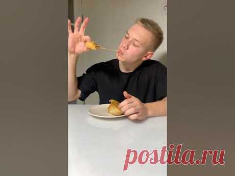 Тесто:* Мука — 400 г* Теплая вода — 200 мл* Оливковое масло — 50 мл.* Дрожжи сухие — 11 г* Сахар — 1 ст. л.* Соль —  ⅓ ч. л.Начинка:* Томаты — 3–4 шт.* Моцар...