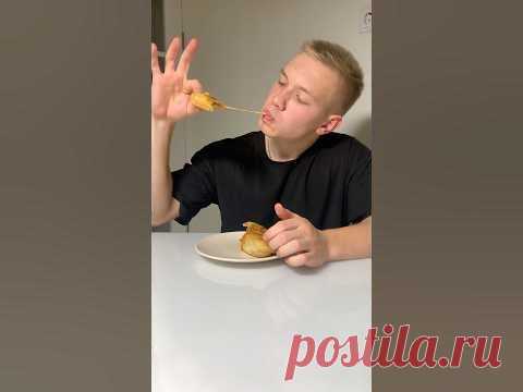 Тесто:* Мука — 400 г* Теплая вода — 200 мл* Оливковое масло — 50 мл.* Дрожжи сухие — 11 г* Сахар — 1 ст. л.* Соль —  ⅓ ч. л.Начинка:* Томаты — 3–4 шт.* Моцар...