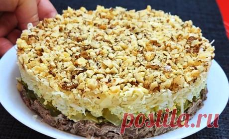 Салат “Принц” на праздничный стол. Сытный и питательный: гости его просто обожают Салат “Принц” с мясом и грецкими орехами — это сытное и ароматное блюдо, которое стало настоящей классикой на многих праздничных столах и семейных застольях. Салат поражает своим насыщенным вкусом, разнообразием текстур и оригинальными сочетаниями ингредиентов, что делает его не только аппетитным, но и эффектным. Основным компонентом этого салата обычно выступает мясо: это может быть говядина […]