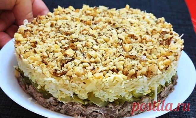 Салат “Принц” на праздничный стол. Сытный и питательный: гости его просто обожают Салат “Принц” с мясом и грецкими орехами — это сытное и ароматное блюдо, которое стало настоящей классикой на многих праздничных столах и семейных застольях. Салат поражает своим насыщенным вкусом, разнообразием текстур и оригинальными сочетаниями ингредиентов, что делает его не только аппетитным, но и эффектным. Основным компонентом этого салата обычно выступает мясо: это может быть говядина […]