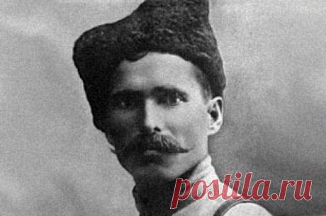 Чапаев: основные мифы и шокирующие факты Мало кому из деятелей российской истории ХХ века выпала такая всенародная известность и любовь, как красному командиру Василию Ивановичу Чапаеву. Начало этому было положено романом комиссара чапаевской дивизии Дмитрия Фурманова и фильмом, снятым по мотивам той же книги. Но их герой имеет мало общего с реальным Чапаевым.