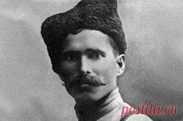 Чапаев: основные мифы и шокирующие факты Мало кому из деятелей российской истории ХХ века выпала такая всенародная известность и любовь, как красному командиру Василию Ивановичу Чапаеву. Начало этому было положено романом комиссара чапаевской дивизии Дмитрия Фурманова и фильмом, снятым по мотивам той же книги. Но их герой имеет мало общего с реальным Чапаевым.