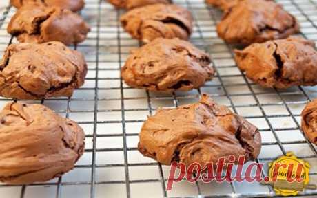 Шоколадное безе: вкуснее десерта не придумаешь!
 Ингредиенты:
Белки - 3 шт
Какао - 2 ч.л.
Кофе растворимый - 2 ч.л.
Подсластитель - по вкусу
Приготовление:
Взбить белки в очень густую пену. Постепенно добавлять в хорошо взбитую пену подсластитель, смешанный с какао и кофе. Взбить еще 30 секунд. Выложить на противень пекарскую бумагу, сформировать безе и выпекать 20 минут при 150С.
Приятного