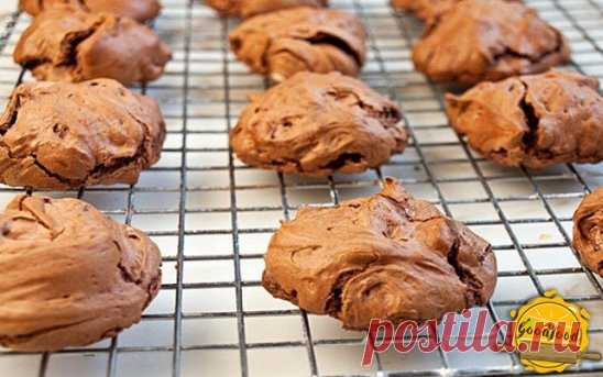 Шоколадное безе: вкуснее десерта не придумаешь!
 Ингредиенты:
Белки - 3 шт
Какао - 2 ч.л.
Кофе растворимый - 2 ч.л.
Подсластитель - по вкусу
Приготовление:
Взбить белки в очень густую пену. Постепенно добавлять в хорошо взбитую пену подсластитель, смешанный с какао и кофе. Взбить еще 30 секунд. Выложить на противень пекарскую бумагу, сформировать безе и выпекать 20 минут при 150С.
Приятного