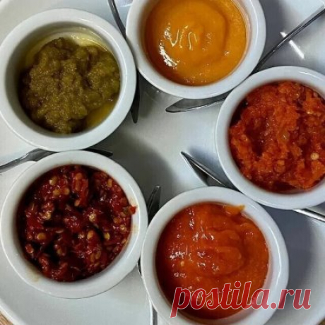 22 соуса на любой вкус
1. Соус "Татарский"
200 гр. майонеза, 1 ст.л. тертого хрена, 2 маринованных огурца, средняя луковица, мелко нарезанная петрушка (1 ст.л). Перемешайте и подавайте охлажденным в отдельной специальной посуде.
2. Соус "Андалузский"
200 гр. майонеза, 3 ст.л. кетчупа, 1 ч.л. коньяка, мелко нарезанная луковица, сок лимона и красный молотый перец. Остроту за счет красного перца можно регулировать по вкусу.
3. Соус "Грибной"
400 гр. отварных шампиньонов (мелко нарезать), 4 ст.л. те