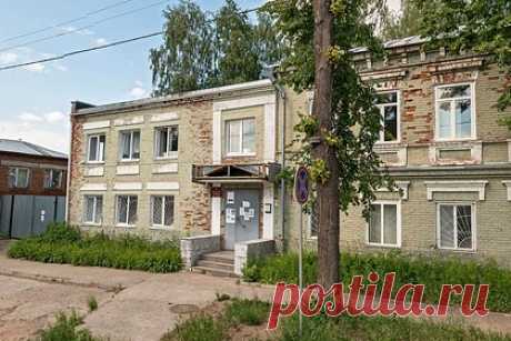 Неизвестный метнул коктейль Молотова в российский военкомат и сбежал. В Удмуртии произошла попытка поджога местного военкомата с помощью коктейля Молотова. Злоумышленник воспользовался тем, что в учреждении была открыта форточка, через нее он закинул бутылку с зажигательной смесью, что привело к пожару в кабинете на первом этаже. Поджигатель сбежал.