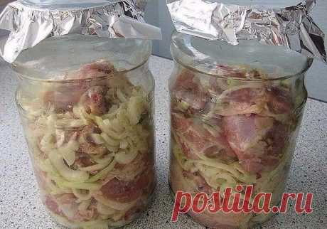 Вкусная курочка в банке Ингредиенты: - тушка куры около 2 кг (или окорока) - 2 крупные луковицы - сливочное масло - соль, черный молотый перец Приготовление: 1. Курицу порубить на небольшие порционные кусочки. 2. Лук нарезать полукольцами, добавить к курице, посолить, поперчить, перемешать. 3. Выложить в стеклянные банки, сверху положить кусочек сливочного масла. 4. Закрыть банки фольгой и поставить в ХОЛОДНУЮ(!) духовку. 5. Разогреть духовку до 180-200 градусов, и готовить примерно минут на…