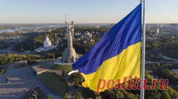 В Киеве приспустили главный флаг Украины из-за непогоды. В Киеве из-за непогоды и сильного ветра приспустили главный флаг Украины. Читать далее