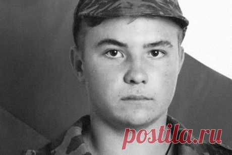 Сегодня ему исполнилось бы 40 лет… День рождения… И смерти (9 фото) | Чёрт побери В деревне Сатино – Русское стоит крест на могиле бойца, погибшего от рук чеченских головорезов. На кресте выгравирована надпись: «Здесь лежит русский солдат Евгений Родионов, защищавший Отечество и не отрекшийся от Христа, казненный под Бамутом 23 мая 1996 года».   Любовь Васильевна Родионова, долго искавшая сына, объявленного поначалу дезертиром, заплатила убийцам своего мальчика только за т...