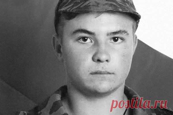 Сегодня ему исполнилось бы 40 лет… День рождения… И смерти (9 фото) | Чёрт побери В деревне Сатино – Русское стоит крест на могиле бойца, погибшего от рук чеченских головорезов. На кресте выгравирована надпись: «Здесь лежит русский солдат Евгений Родионов, защищавший Отечество и не отрекшийся от Христа, казненный под Бамутом 23 мая 1996 года».   Любовь Васильевна Родионова, долго искавшая сына, объявленного поначалу дезертиром, заплатила убийцам своего мальчика только за т...