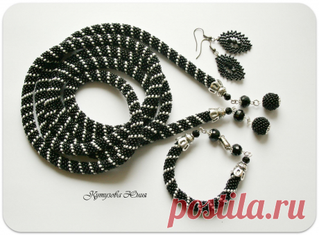 Лариат черно-белый 140см (без бусинок-висюлек)
Использован чешский бисер. Мозаичное плетение по кругу.