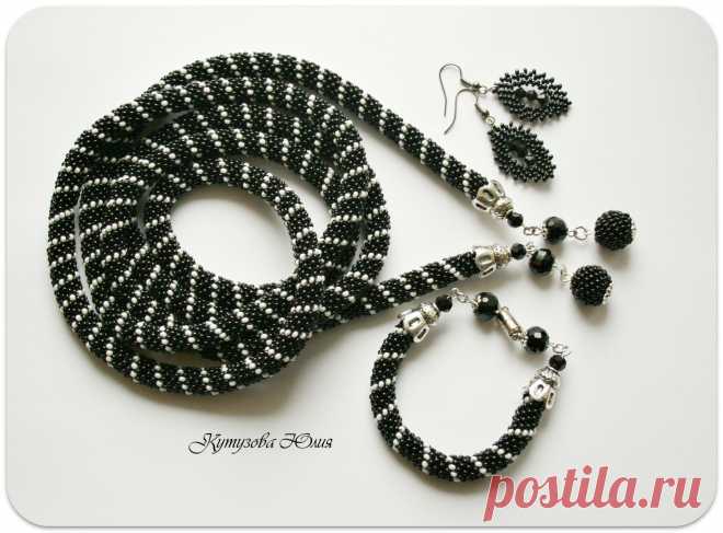 Лариат черно-белый 140см (без бусинок-висюлек)
Использован чешский бисер. Мозаичное плетение по кругу.