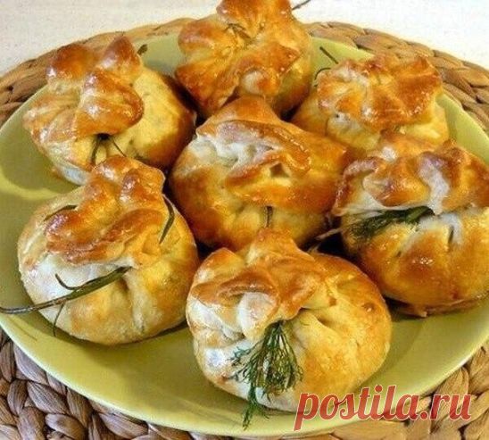 Закусочные мешочки из слоеного теста на праздничный стол! 

Очень вкусными получаются мешочки из слоеного теста с начинкой по этому рецепту.

Ингредиенты:
готовое слоёное без дрожжевое тесто (пресная слойка)
куриная грудка
зелень
сыр
шампиньоны
репчатый лук
Соотношение продуктов по вкусу.

Приготовление:
1. Сырую куриную грудку нарезат небольшими кубиками.
2. и обжарить на масле.
3. Шампиньоны промыть, нарезать пластинками и обжарить на масле. 
4. Репчатый лук очистить, ме...