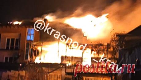 Россиянин попытался просушить дом после шторма и сжег около 10 зданий. В Геленджике около десяти домов сгорели из-за короткого замыкания. Об этом сообщает Telegram-канал &quot;Краснодар и край&quot;. Инцидент произошел на хуторе Бетта. После сильного шторма владелец решил высушить одно из зданий, для этого ...