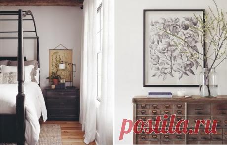 Размер, форма и расстановка мебели влияют на восприятие спален. Начните с базовых предметов: кровати, комода, ковра и двух прикроватных тумбочек — если разместить это все позволяет пространство.