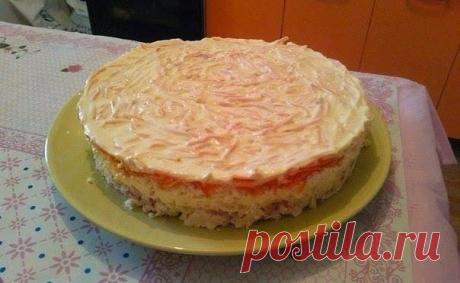 Слоеный салат с корейской морковью!
 
Нам понадобится: 
-Куриные голени- 3 шт (но можно и 1 грудку, тоже получается вкусно). 
-Картофель средний- 2 шт. 
-Яйца-3 шт. 
-Лук-2 шт. 
-Корейская морковь-300 гр. 
-Майонез- 1 большая упаковка. 
 
Приготовление: 
Картофель варим в мундире, яйца варим, лук режем, куриное мясо запекаем в духовке до готовности. 
Слои: 
Я брала разъемную форму, так удобней выкладывать слои. 
1. Готовое мясо режем маленькими кусочками и обмазываем майон...
