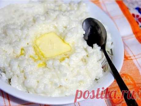 Секреты повара о кашах
1. Особенно про рисовую молочную кашу хочу, наконец, рассказать. Почему она дома такой как в садике не получается. Потому что там кашу варили так: В кипящее молоко добавляли сахар-соль и всыпали рис. Доводили до кипения (если объем небольшой, то кипятили минуту от силы) и снимали с плиты. Добавляли масло и накрывали крышкой. Минут через 20-30 рис сам достаточно разбухал. Окончательно он доходил уже на мармите. 
2. Если хотите дома приготовить нормальную молочную кашу – п