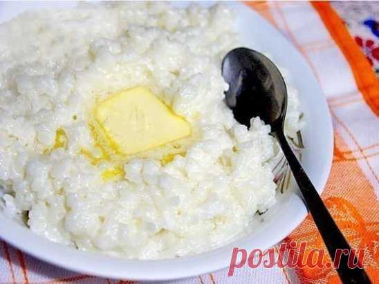 Секреты повара о кашах
1. Особенно про рисовую молочную кашу хочу, наконец, рассказать. Почему она дома такой как в садике не получается. Потому что там кашу варили так: В кипящее молоко добавляли сахар-соль и всыпали рис. Доводили до кипения (если объем небольшой, то кипятили минуту от силы) и снимали с плиты. Добавляли масло и накрывали крышкой. Минут через 20-30 рис сам достаточно разбухал. Окончательно он доходил уже на мармите. 
2. Если хотите дома приготовить нормальную молочную кашу – п